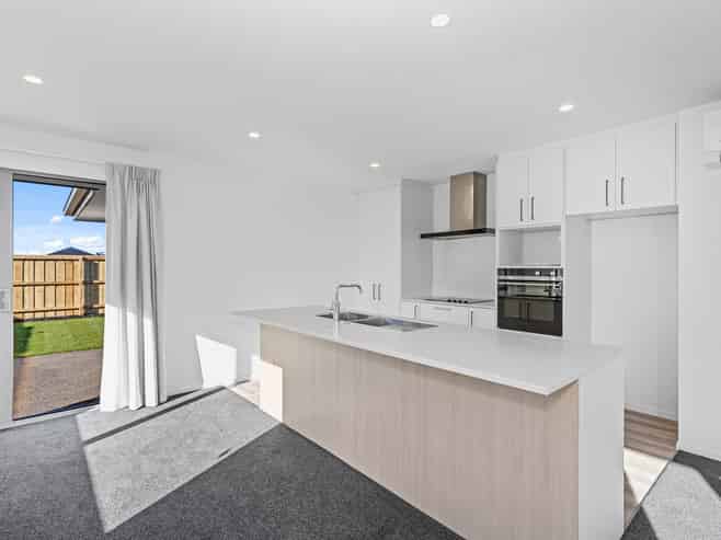 12 Henshaw Street, Woodend