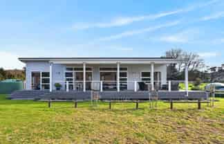 4 Pinedale Crescent, Riversdale Beach