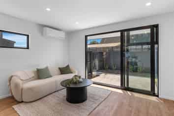 2/15 Feilding Street, Addington