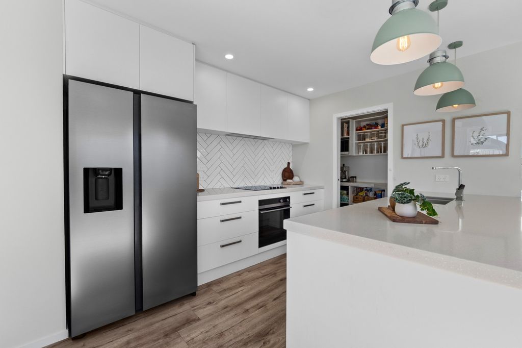 Near new with exceptional style and quality 3