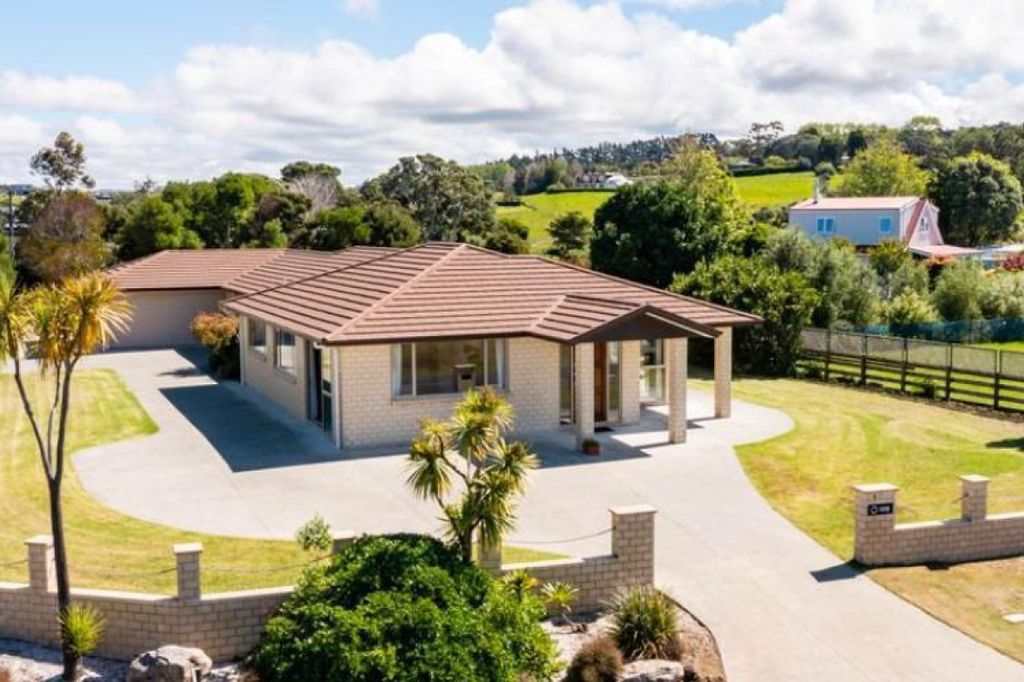 Single level family living with exceptional garage space 1
