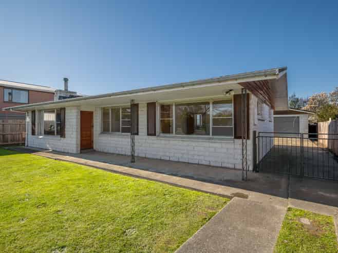 18 Newbourne Crescent, Redwoodtown