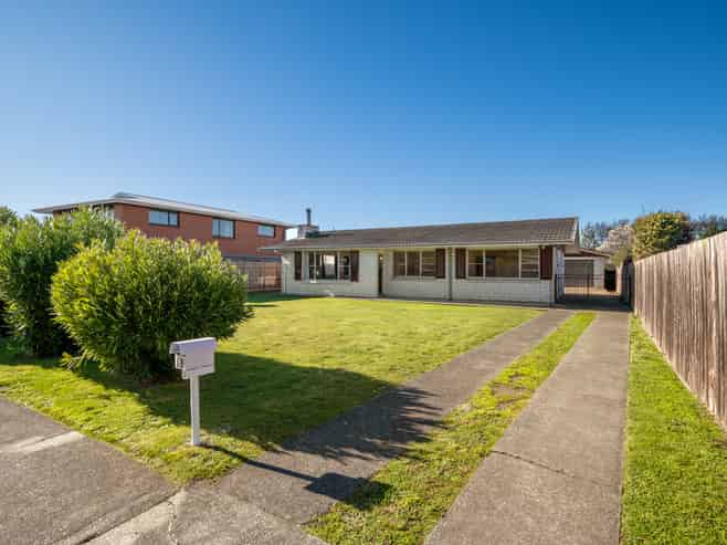 18 Newbourne Crescent, Redwoodtown