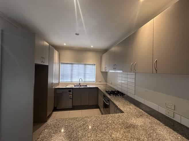 4/10 Salford Crescent, Flat Bush