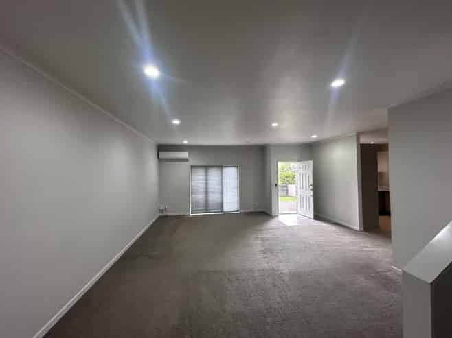 4/10 Salford Crescent, Flat Bush