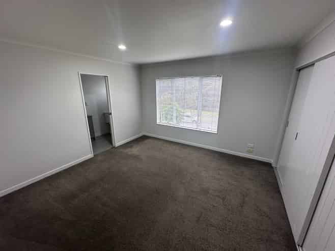 4/10 Salford Crescent, Flat Bush