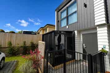 12F Hewlett Road, Massey