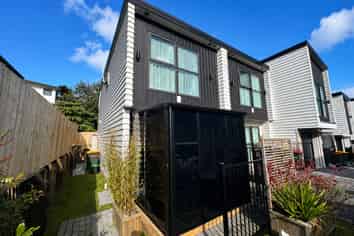 12F Hewlett Road, Massey