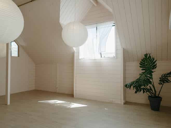 AFFORDABLE FIRST FLOOR OFFICE/STUDIO
