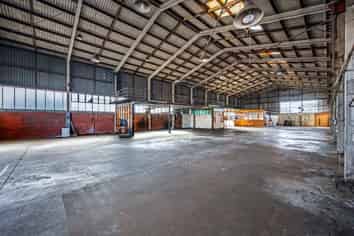 Large Workshop with Exceptional Yard