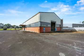 Large Workshop with Exceptional Yard
