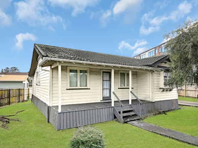 2083 Great North Road, Avondale