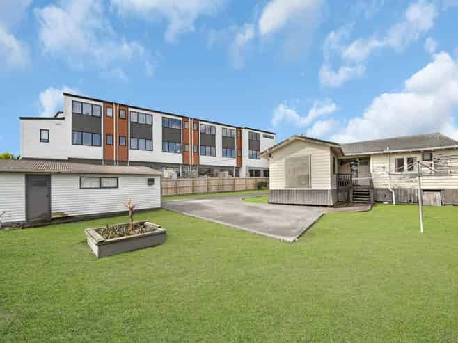 2083 Great North Road, Avondale