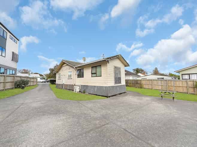 2083 Great North Road, Avondale