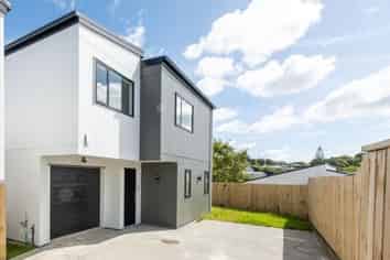 13D Bel Air Drive, Hillsborough