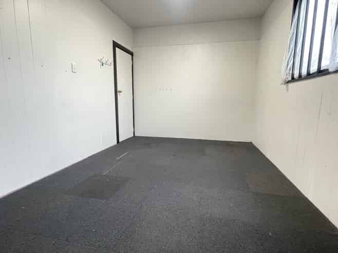 Entry-level warehouse, office and showroom