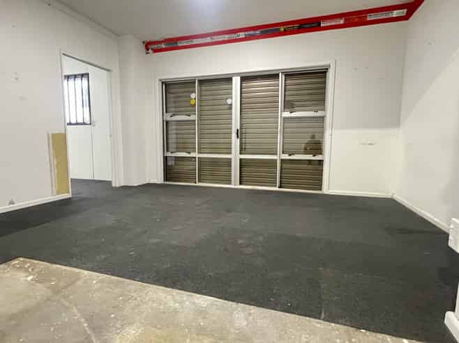 Entry-level warehouse, office and showroom