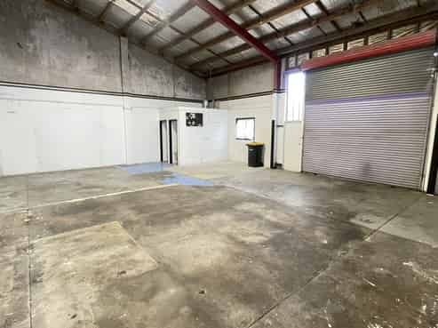 Entry-level warehouse, office and showroom