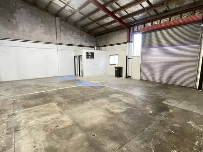 Entry-level warehouse, office and showroom
