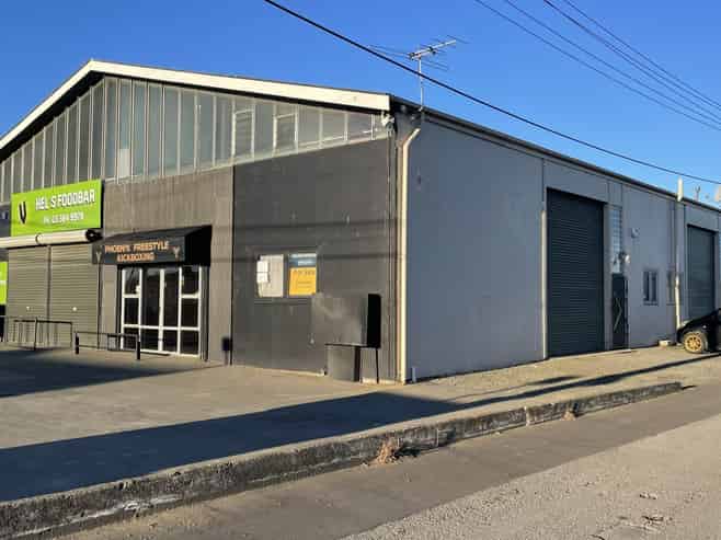 Entry-level warehouse, office and showroom