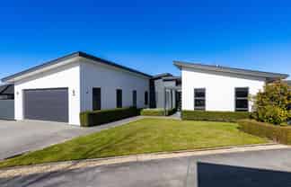28 Windsor Close, Springlands