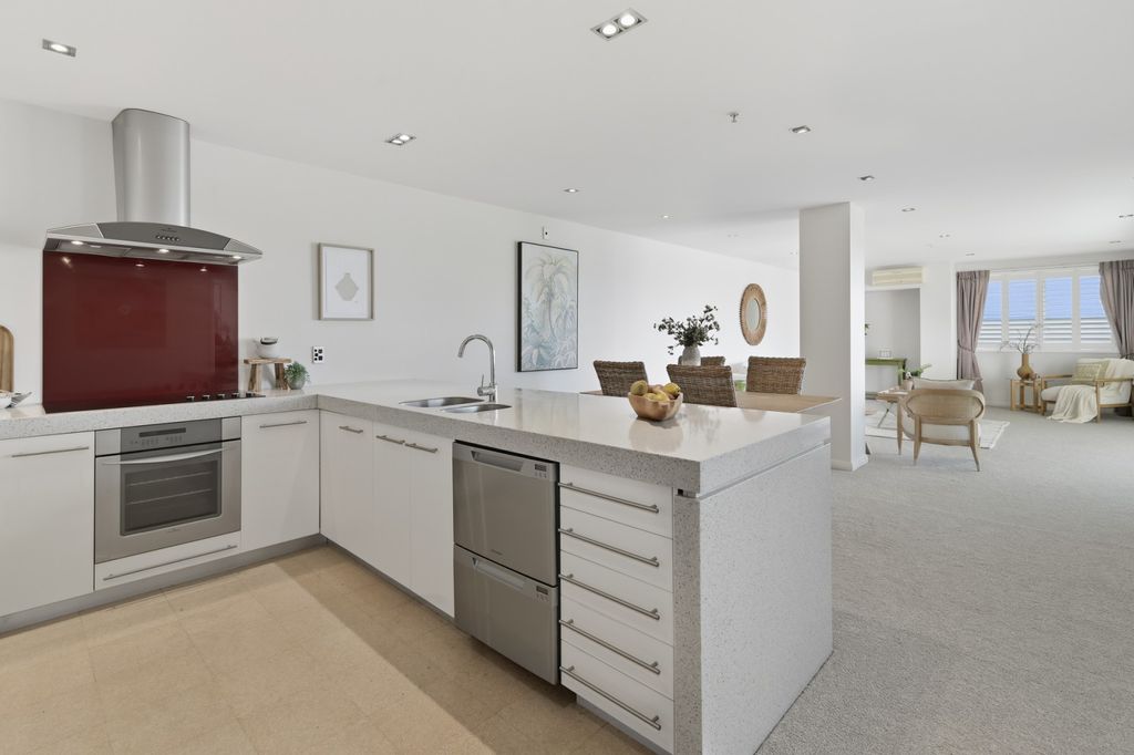 Luxury Apartment. Harbour Views. Premium Lifestyle. 5