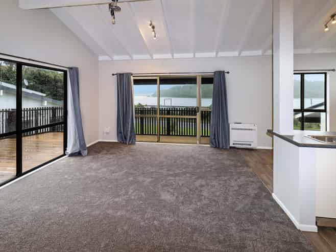 B/1 Brora Crescent, Paremata