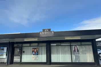 Salon, Retail or Service Space Available