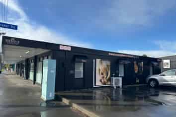 Salon, Retail or Service Space Available