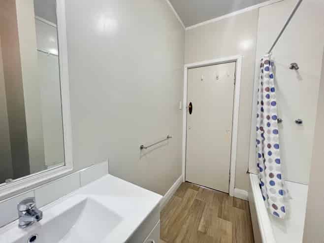 9 Hungerford Road (upper house), Lyall Bay