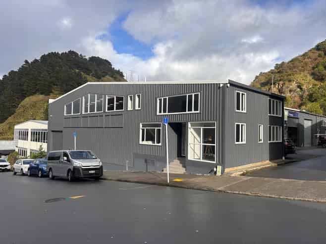 Premium Refurbished warehouse office combo