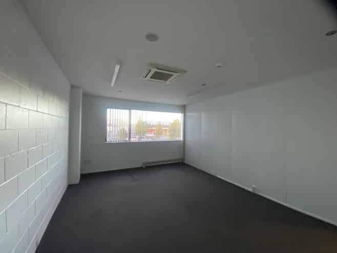 Show Room/Warehouse in Te Rapa Rd