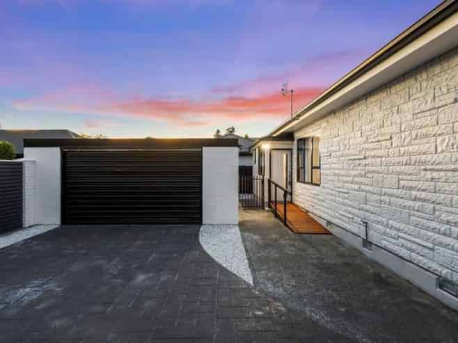 18 Blighs Road, Strowan