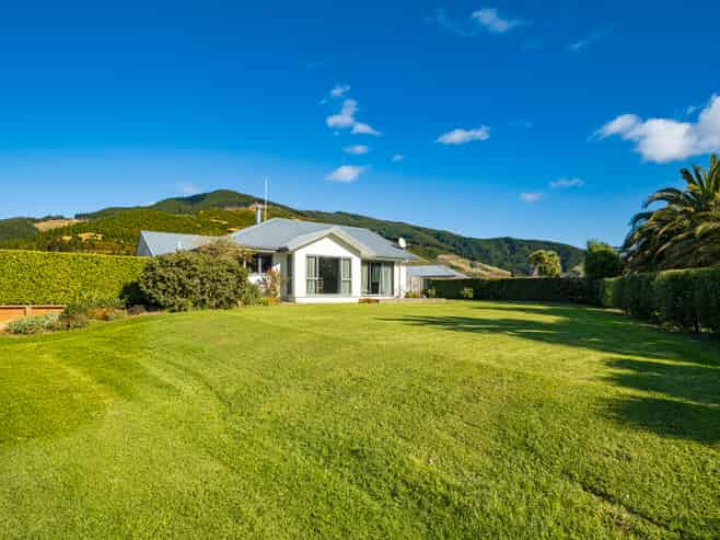 Queen Charlotte Drive. Home & Income Opportunity