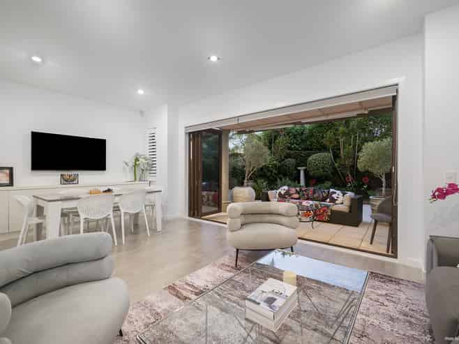 96 Naples Way, Albany