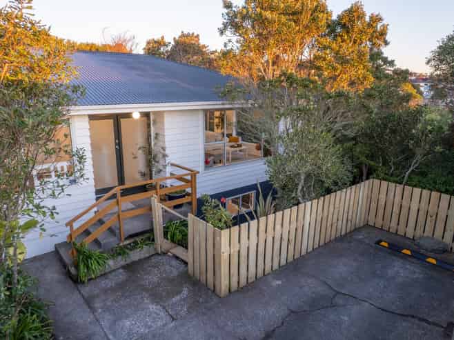 21B Colchester Crescent, Newlands
