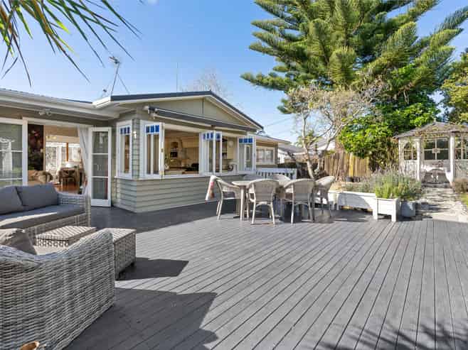 24 Lyons Avenue, Murrays Bay