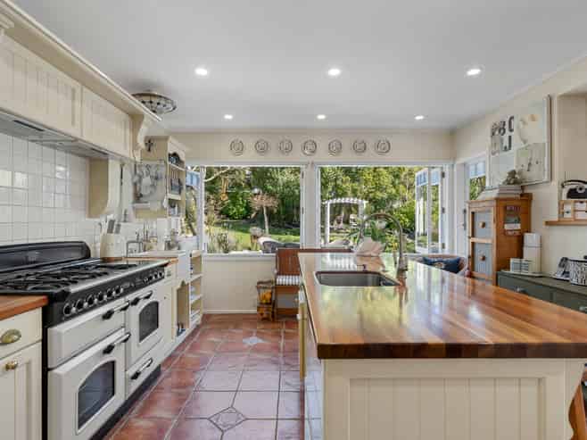 24 Lyons Avenue, Murrays Bay