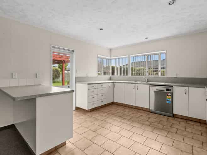 4 Knightsbridge Place, Taradale