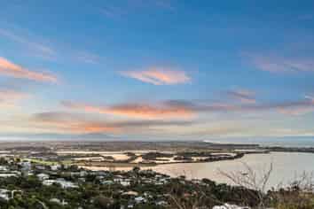 1/164 Soleares Avenue, Mount Pleasant