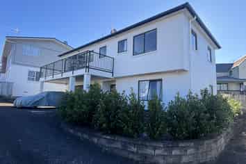 B/931 Whangaparaoa Road, Manly