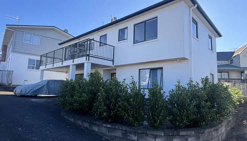 B/931 Whangaparaoa Road, Manly