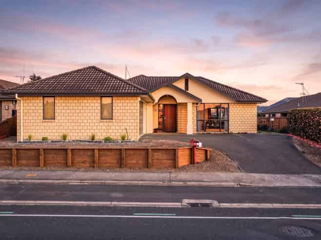 35 Thomas Road, Huntington
