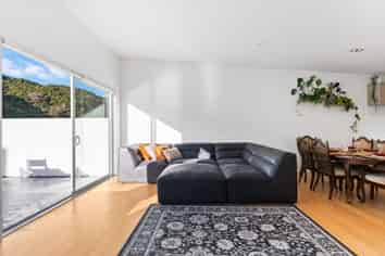 77 Saddleback Grove, Karori