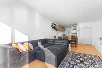 77 Saddleback Grove, Karori