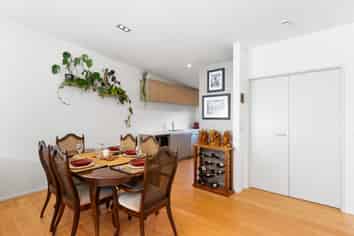 77 Saddleback Grove, Karori
