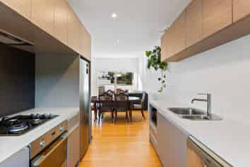 77 Saddleback Grove, Karori