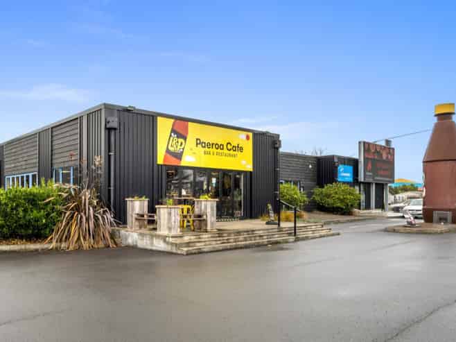 Paeroa's corner performer