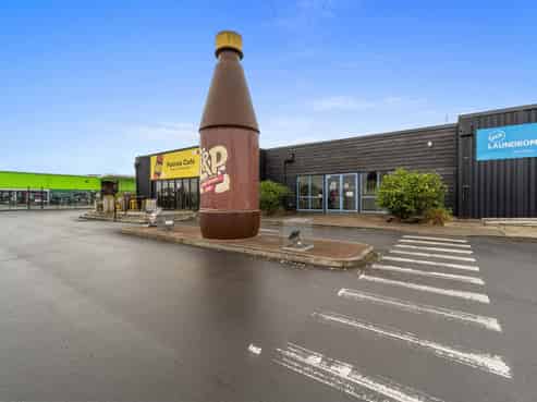 Paeroa's corner performer