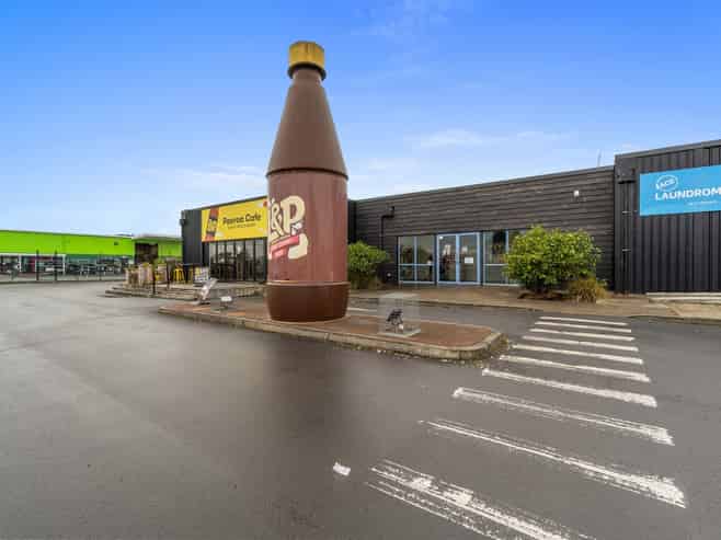 Paeroa's corner performer